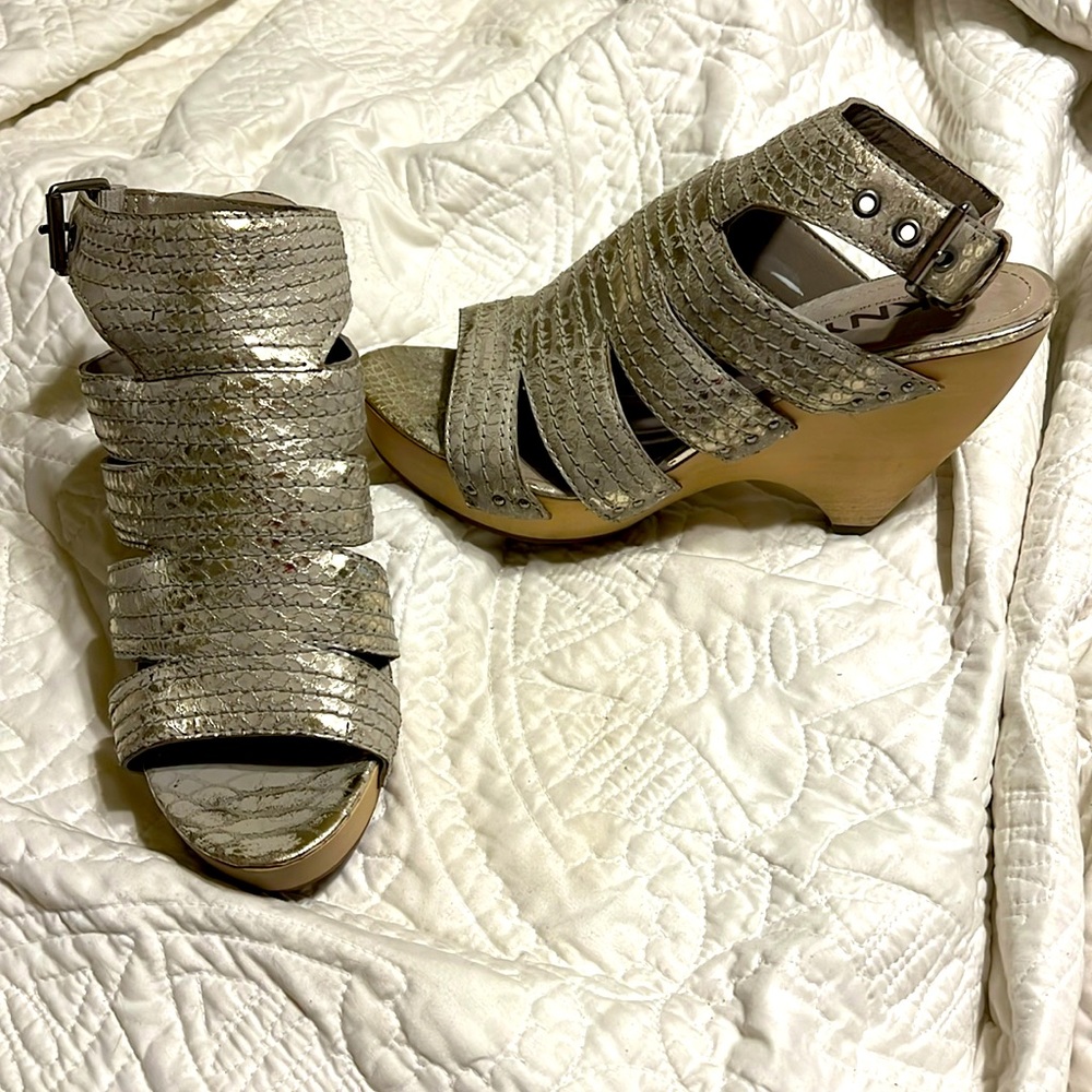 PRICE ⬇️ 🤩 DKNY Silver Thea Sandals Sz 8/38.5
